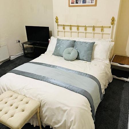 Double Bedroom In West Yorkshire, Leeds Leeds  Exterior foto