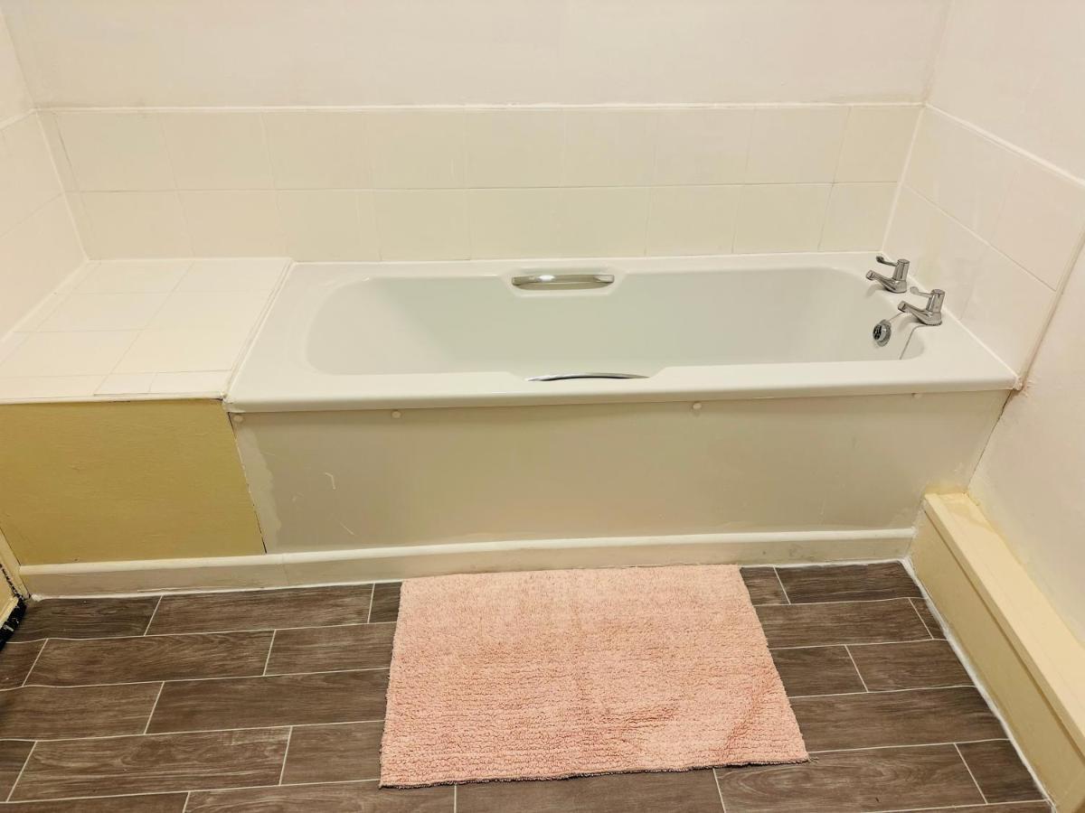 Double Bedroom In West Yorkshire, Leeds Leeds  Exterior foto